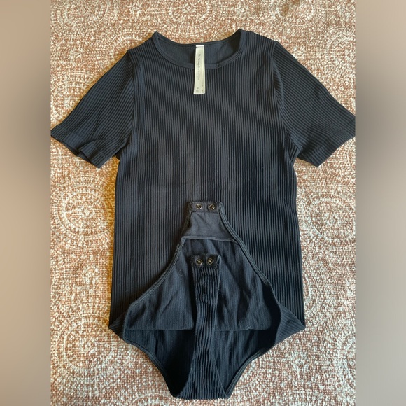 Aritzia The Group By Babaton Seamless Tee Bodysuit Size Small in Black - Picture 3 of 7